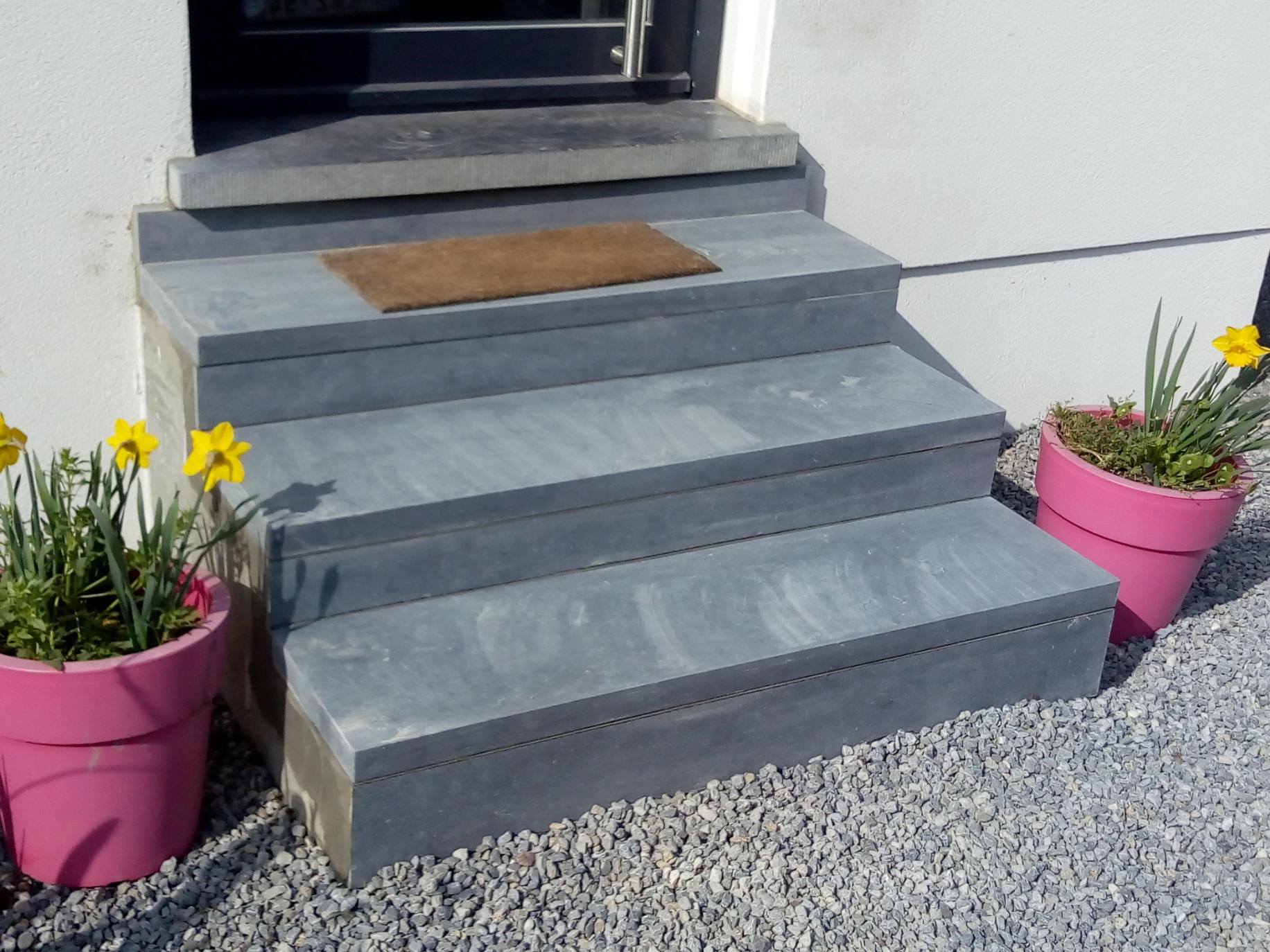 Escalier recouvert en pierre bleue